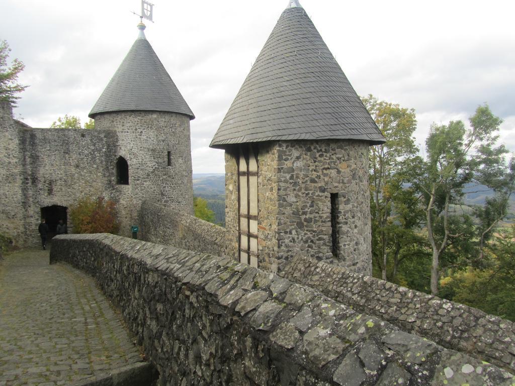Hotel Zur Burg Nuerburg Exterior foto