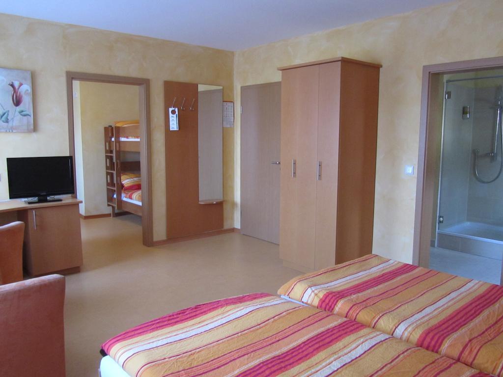 Hotel Zur Burg Nuerburg Quarto foto