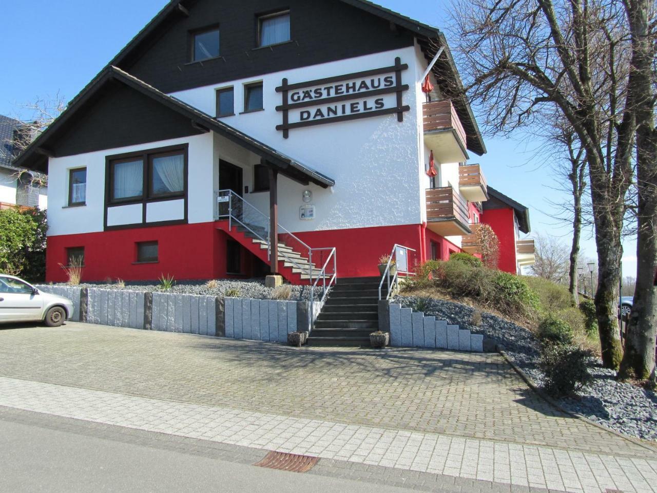 Land-Gut-Hotel Zur Burg Nuerburg Exterior foto